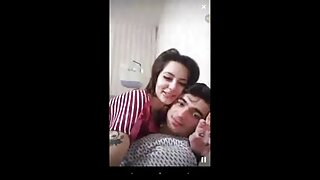 Ապշեցուցիչ փոքրիկներ Ամբրա Բ-ն և նրա ընկերուհին յուղով քսում են իրենց ախորժելի կրծքերը և խաղում են դիլդոյի հետ
